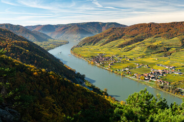 Fototapeta na wymiar Wachau valley on a sunny day in autumn