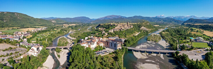 Fototapeta na wymiar Drohnenaufnahme, Luftbild Panorama der Neustadt von Ainsa und die Flüsse Rio Cinca und Ara, dahinter die historische Altstadt von Ainsa und die Berge der Pyrenäen, Aínsa, Provinz Huesca, Spanien