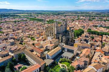 Fototapeta na wymiar Luftaufnahme, Drohne Foto der historischen Altstadt von Narbonne mit der Kathedrale Saint-Just et Saint-Pasteur, Cité Ouest, Narbonne, Département Aude, Okzitanien, Frankreich