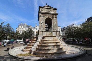 Fototapeta na wymiar La fontaine des innocents aussi appelée fontaine des nymphes, construite au 16eme siecle, ville de Paris, Ile de France, France