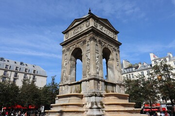 Obraz premium La fontaine des innocents aussi appelée fontaine des nymphes, construite au 16eme siecle, ville de Paris, Ile de France, France
