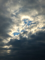 Bedeckter Himmel mit Sonnenstrahlen, die durch die Wolken kommen