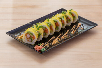 Maki con salmos, aguacate y cangrejo