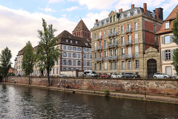Fototapeta na wymiar Straßburg; Illufer am Quai Saint-Thomas mit Stift und Thomaskirche