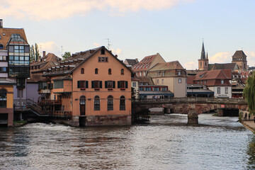 Fototapeta na wymiar Romantisches Straßburg; Mühlenviertel mit Pont Saint-Martin