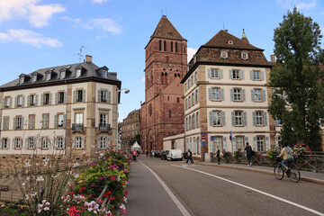 Fototapeta na wymiar Straßburg; Thomaskirche und Stift von der Thomasbrücke