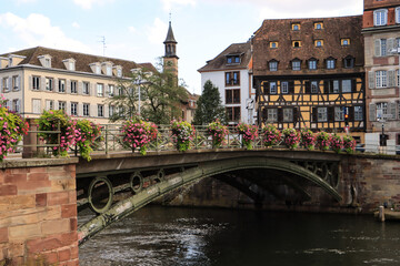 Romatisches Straßburg; Pont Saint-Thomas und Illufer am Quai Charles Frey 