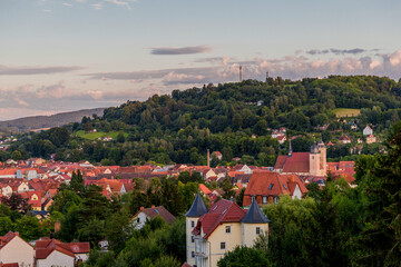 Fototapeta premium Spätsommerliche Abendspaziergang mit Blick über die Fachwerkstadt Schmalkalden - Thüringen - Deutschland