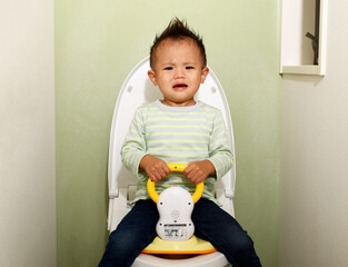 トイレトレーニングをしている男の子。