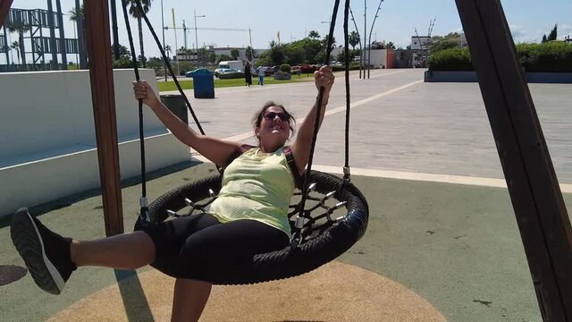 chica disfrutando en una atracci&oacute;n para ni&ntilde;os