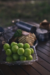 キャンプテーブルに置かれたマスカットブドウ