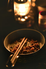 ランタンに照らされたキャンプで調理されたミンチ肉