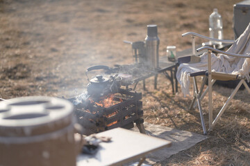 富士山のふもとのキャンプ場で朝日を浴びるキャンプギア