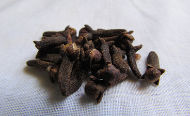 cloves on wooden background