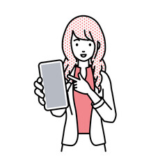 立ってスマートフォンを指差してこちらに向けて見せているジャケットの女性