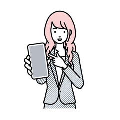 立ってスマートフォンを指差してこちらに向けて見せているスーツの女性