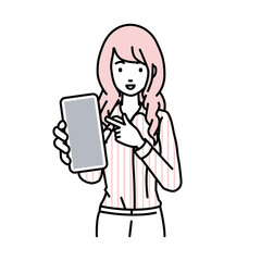 立ってスマートフォンを指差してこちらに向けて見せているブラウスの女性