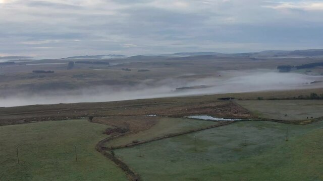 Vue a&eacute;rienne du plateau de l'Aubrac un matin d'automne et de brume
