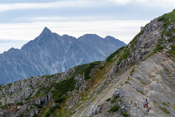 Fototapeta premium 鋭い山を横目に進む