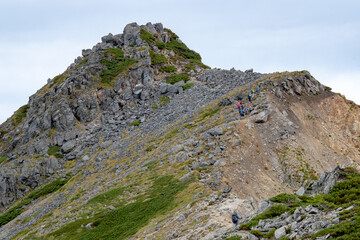 荒々しい山を登る