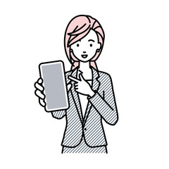 立ってスマートフォンを指差してこちらに向けて見せているスーツの女性