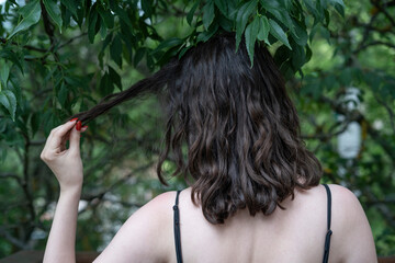 Frau mit schönen Haaren in der Natur