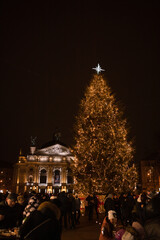 Obraz premium Lviv, Ukraine - January 3, 2021: overhead view of people walking by christmas fair