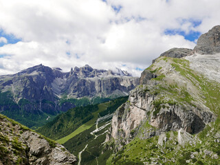 scenico e mozzafiato panorama delle Dolomiti in Val Badia in estate