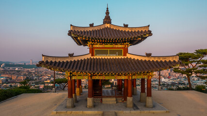 Obraz premium Hwaseong Fortress Seojangdae or Suwon Hwaseong on the sunset, Suwon, South Korea