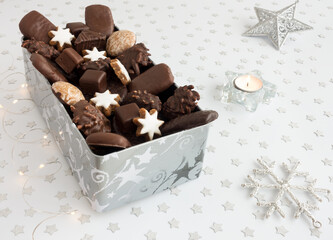 Assortment of Gingerbread in Cookie Tin with Christmas Decoration