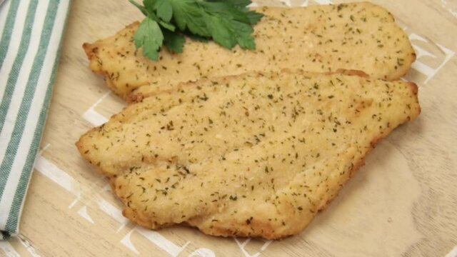 filet de poisson meuni&egrave;re dans une assiette	
