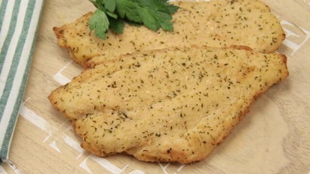 filet de poisson meuni&egrave;re dans une assiette	