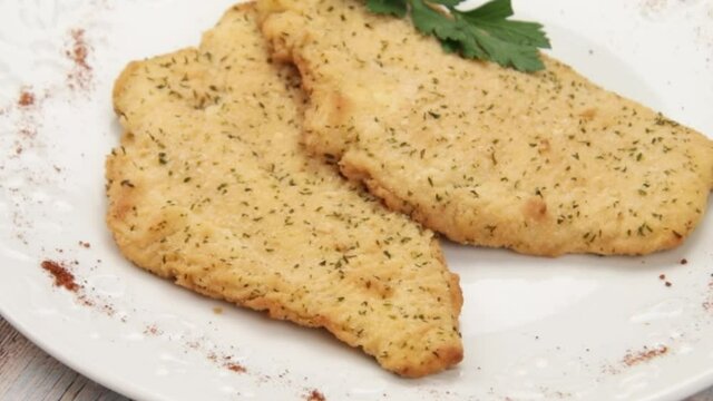 filet de poisson meuni&egrave;re dans une assiette	