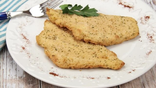 filet de poisson meuni&egrave;re dans une assiette	