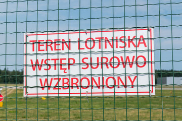 Sign Admission is strictly forbidden at the Airport (Polish: Teren lotniska wstep surowo wzbroniony). - obrazy, fototapety, plakaty