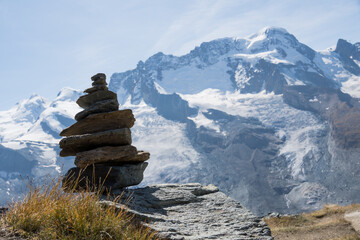 Vistas de una torre de piedras con las monta&ntilde;as de nieve de fondo.