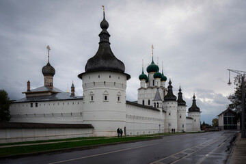 Fototapeta na wymiar View of the Hodegetria Tower, the walls of the Metropolitan court, entrance gate to the museum and the Church of St. John the Theologian in the Rostov Kremlin, Rostov the Great, Yaroslavl region