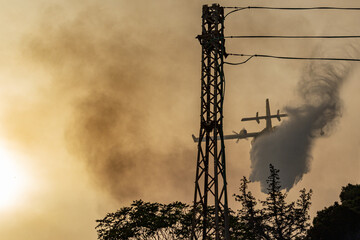 Canadair spegne un incendio