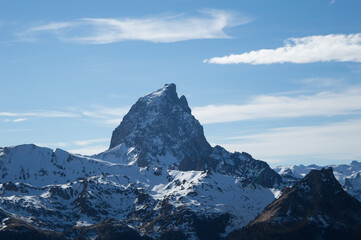 Pic du Midi d'Ossau enneigé dans les Pyrénées