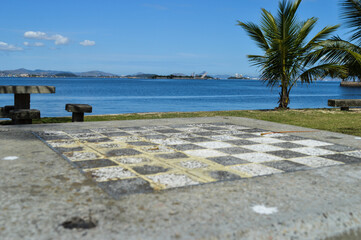 Detalhes de uma mesa de xadrez na beira da praia 