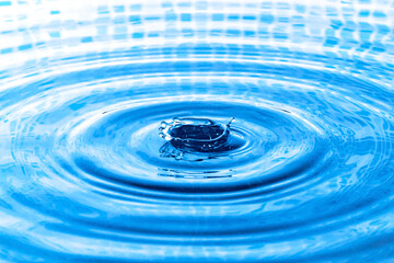 beautiful crown of splashes of clear blue water in the pool