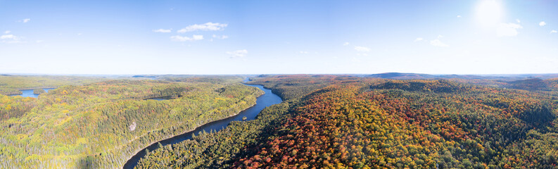 Obraz premium Aerial view of the Montreal river and landscape in autumn