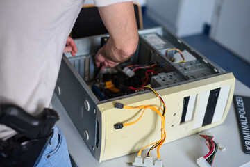 Datensicherung durch die Kriminalpolizei an einem Computer / PC - Symbolbild