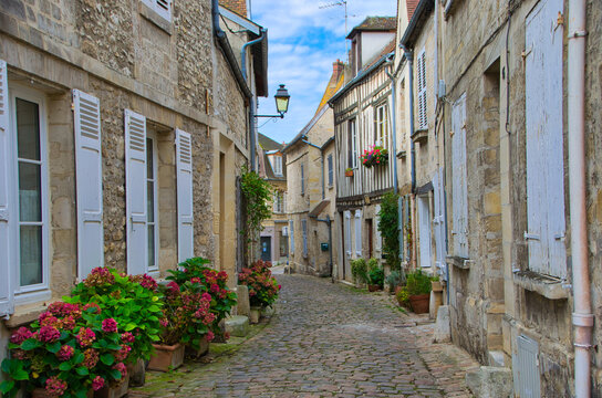 Wundersch&ouml;ne Kleinstadt Senlis im Val d'Oise