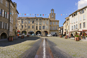 Place Auguste Mallet à Bagnols-sur-Cèze (30200), département du Gard en région Occitanie, France