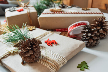 Boże Narodzenie, kartka świąteczna, prezenty i dekoracje świąteczne. Christmas decorations, get a gift. 
 - obrazy, fototapety, plakaty