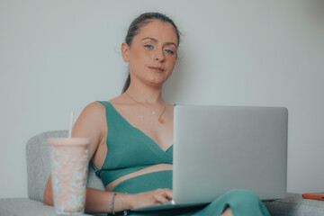 Chica alumna sonriente y estudiante revisando en su laptop los cursos y temarios para aprobar el...