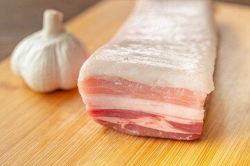 豚の三枚肉とニンニク