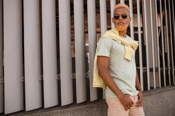 A picture of a dark-skinned stylish man in sunglasses