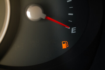 Fuel gauge shows empty tank. Ckose up view of fuel indicator. - obrazy, fototapety, plakaty